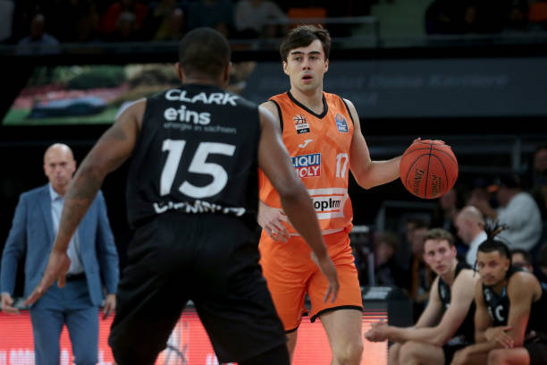 靠本土球员 靠本土球员